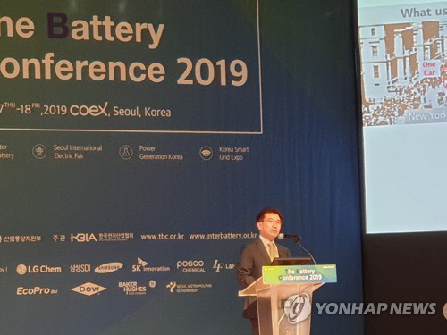 사단법인 한국전지산업협회 회장인 김종현 LG화학 전지사업본부장 사장이 17일 서울 삼성동 코엑스에서 열린 '배터리 콘퍼런스'에서 기조연설을 하고 있다. <연합뉴스>